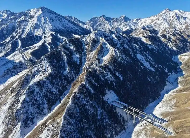 Открытие самого длинного в мире скоростного автомобильного тоннеля в Китае