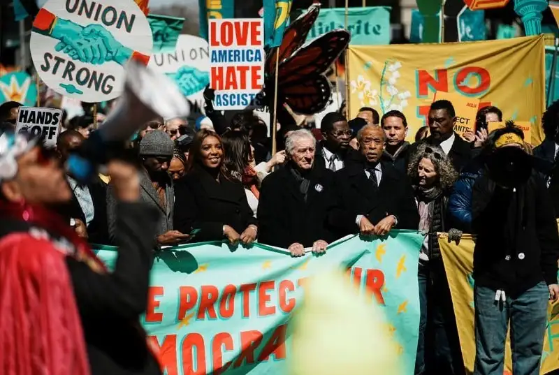 Сообщение о массовых протестах в США под лозунгом "Нет королям" - Барахолка в Новокузнецк