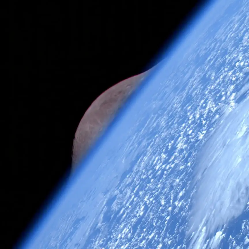 Снимок Луны из-за края Земли с японского спутника Himawari-9 - Хобби и отдых в Новокузнецк