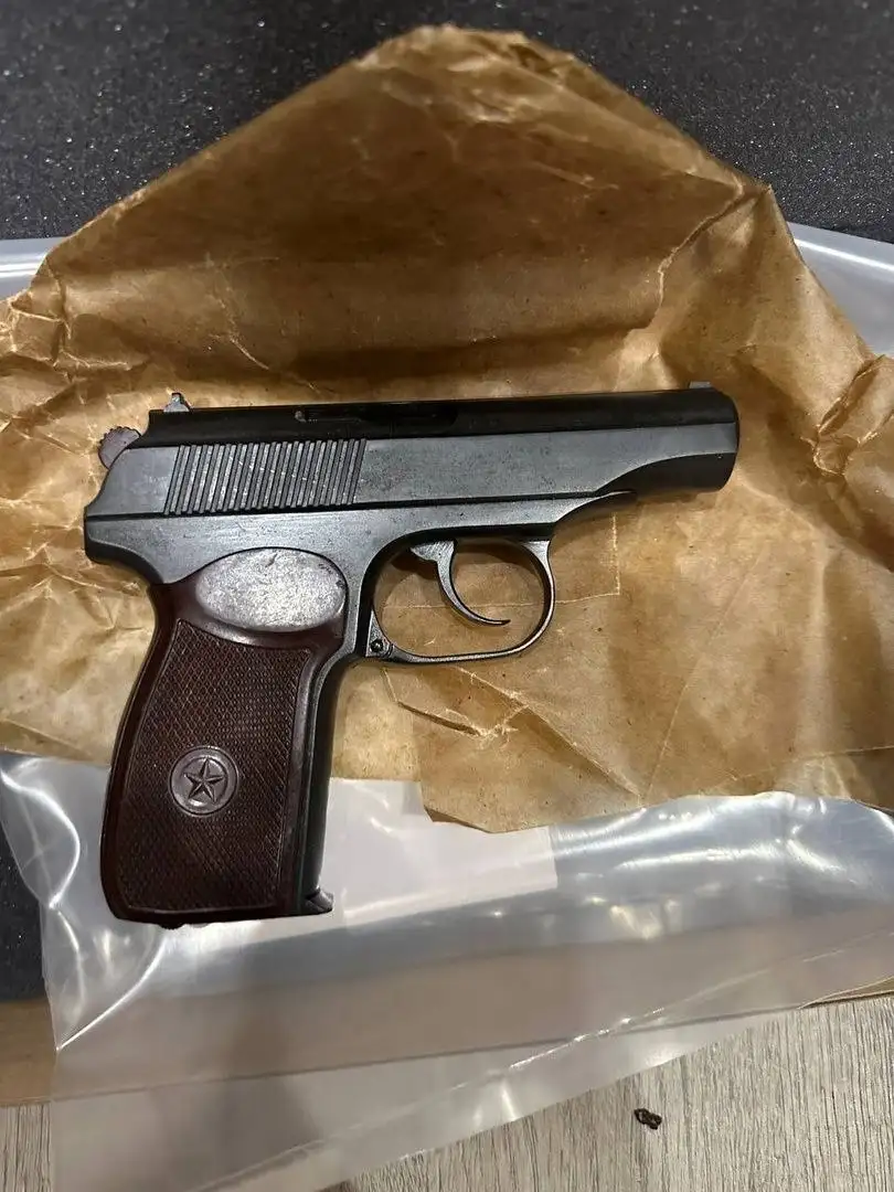 Охолощенный пистолет Макарова с бакелитовой рукоятью - Пейнтбол/Страйкбол/Airsoft (Хобби и отдых) в Новокузнецк