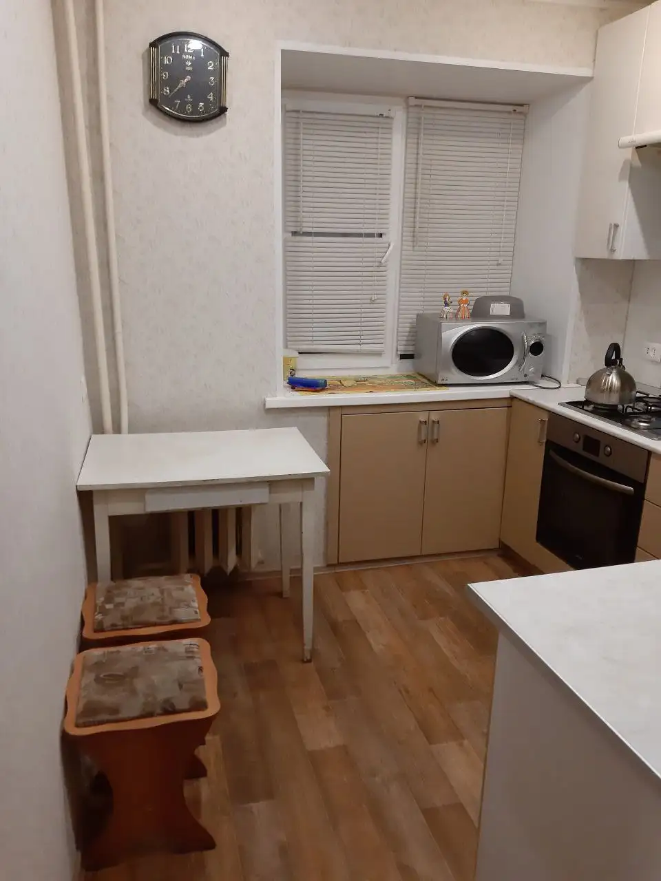 Сдается комната в трехкомнатной квартире на проспекте Октября - Аренда комнат (Недвижимость) в Уфа