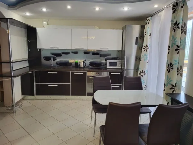 Сдаётся просторная квартира в центре Уфы - Комната в Уфа