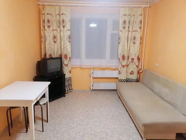 Сдается изолированная комната в трехкомнатной квартире - Аренда комнаты в Уфа