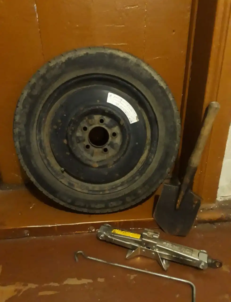 Продажа запаски R16 с домкратом и лопаткой