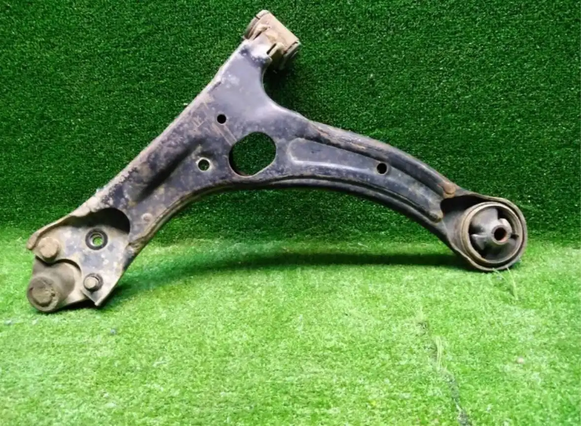 Продам рычаг Toyota Corolla E120 оригинал