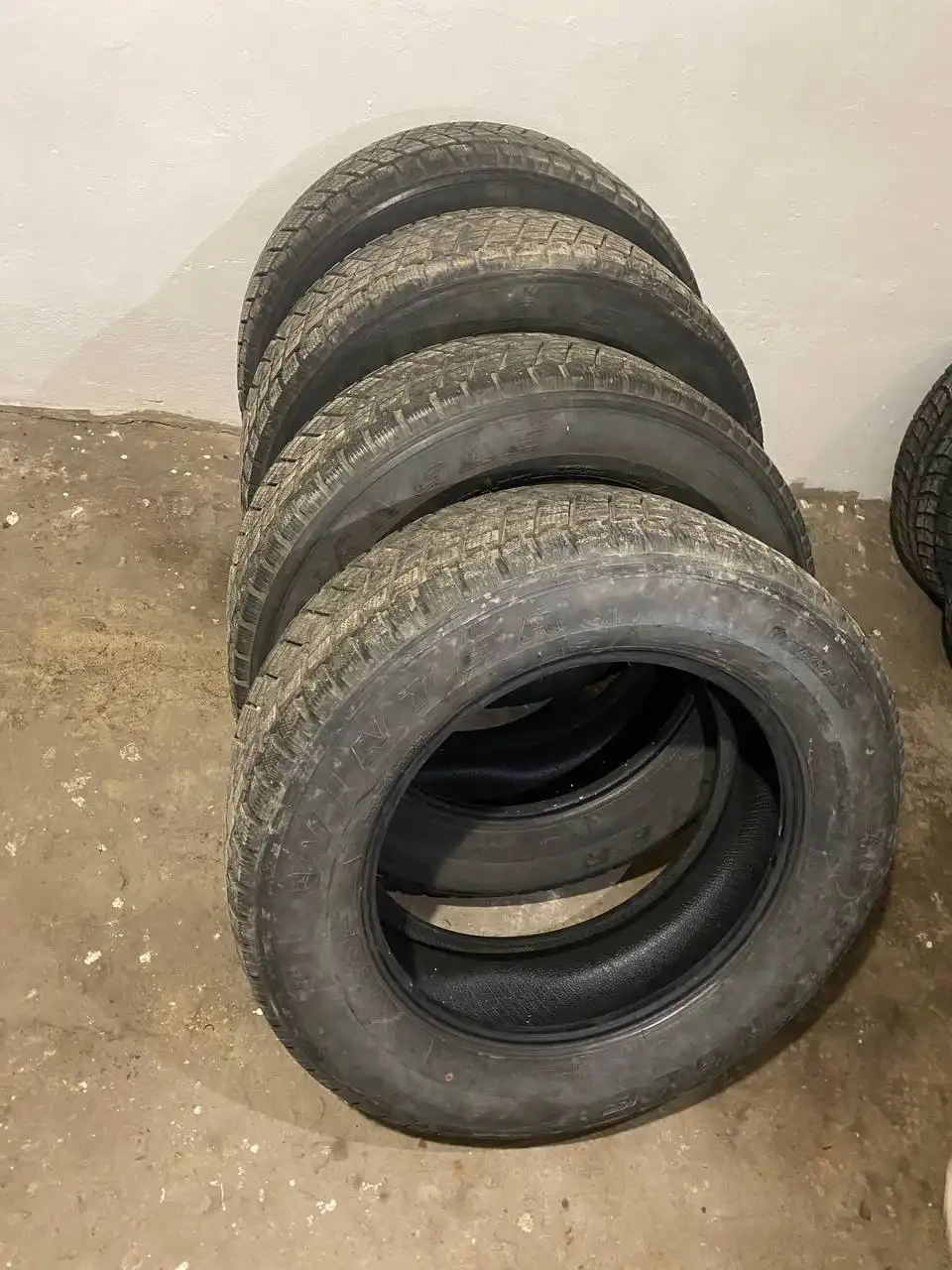 Продам зимнюю резину Winter шипованную 275/60R20