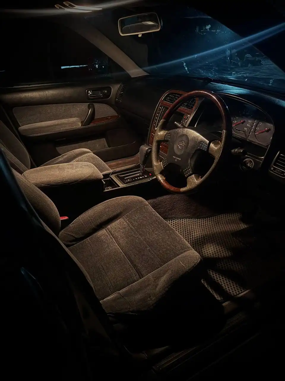 Продам автомобиль Nissan Cedric 2.5