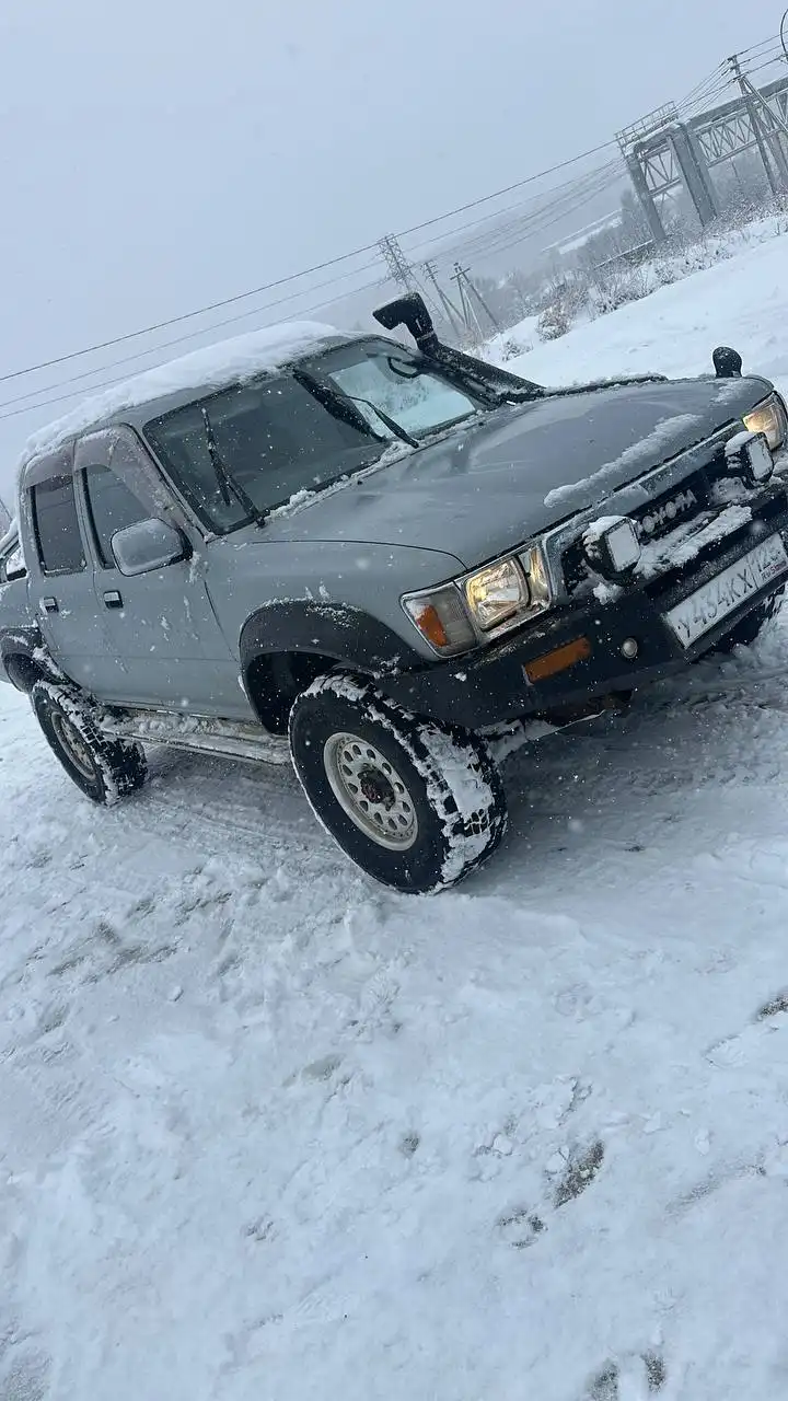 Продажа Toyota Hilux 1993 года с дизельным двигателем 3.0 л и МКПП