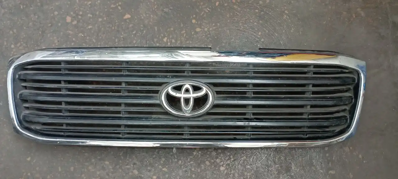 Решетка оригинал на Крузак 100 - Автозапчасти (Запчасти) в Хабаровск