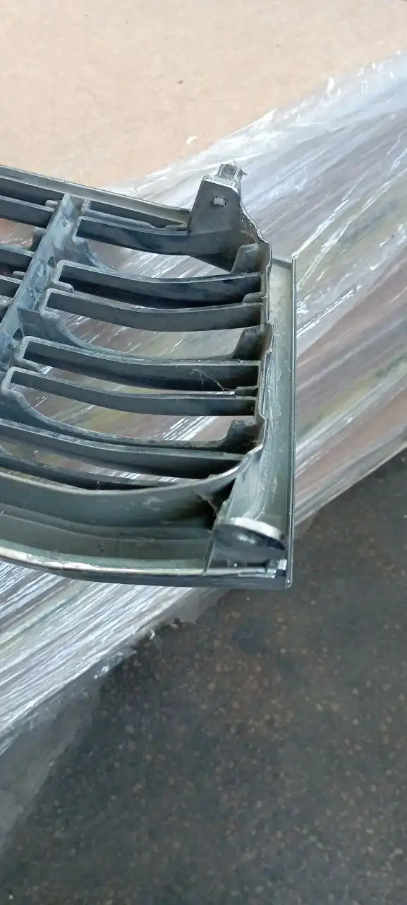 Решетка оригинал на Крузак 100 - Автозапчасти (Запчасти) в Хабаровск