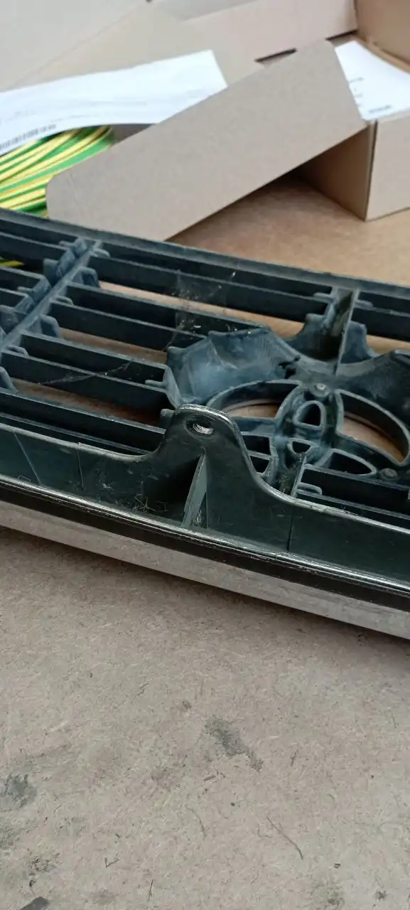 Решетка оригинал на Крузак 100 - Автозапчасти (Запчасти) в Хабаровск