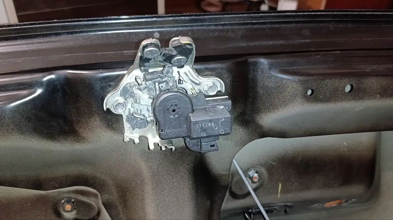 Продам крышку багажника Toyota Camry XV40 цвет 202 - Запчасти (Авто) в Хабаровск