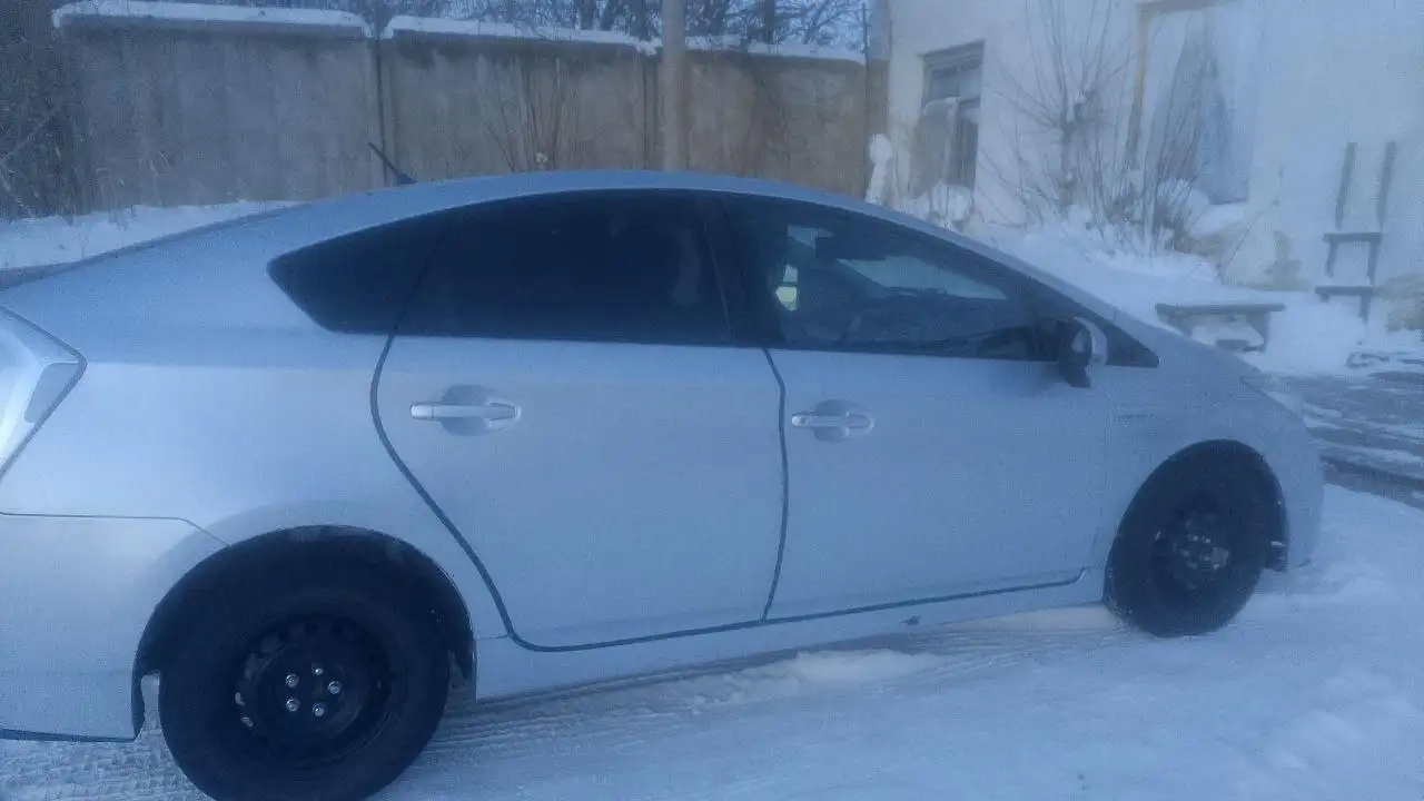 Toyota Prius 2012 года с кузовными повреждениями - Авто в Хабаровск