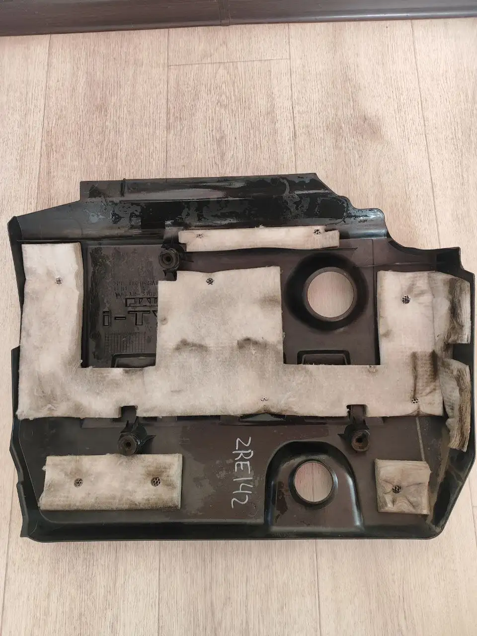 Крышка двигателя оригинал с отсутствующим креплением - Автозапчасти (Запчасти) в Хабаровск