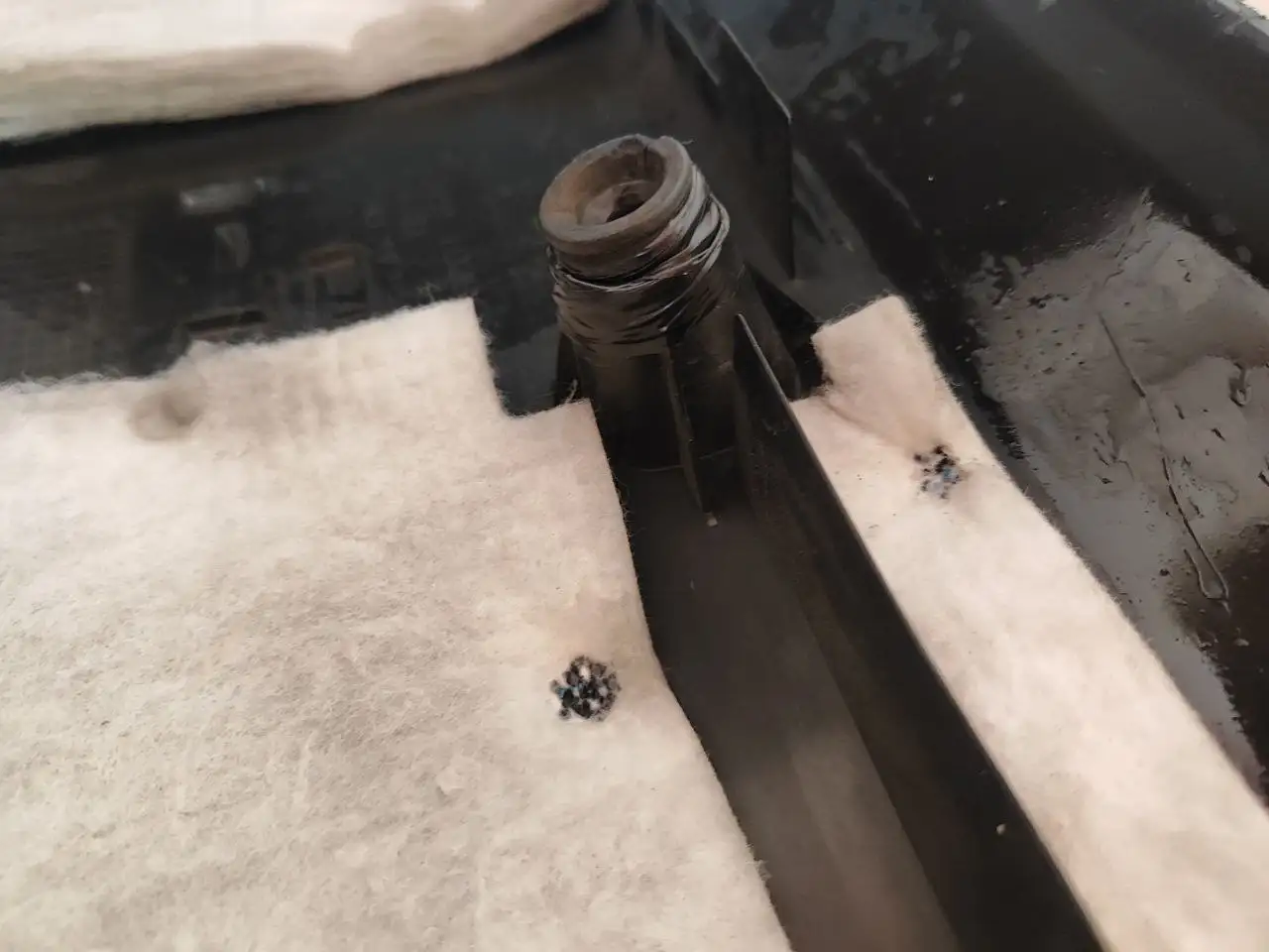 Крышка двигателя оригинал с отсутствующим креплением - Автозапчасти (Запчасти) в Хабаровск