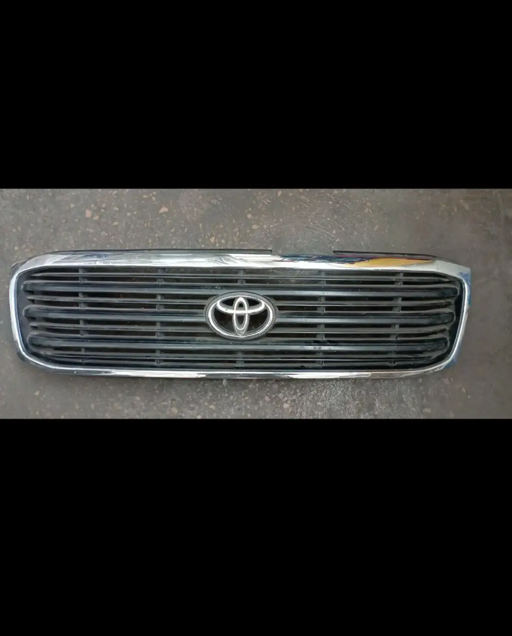 Решетка радиатора оригинал на Toyota Land Cruiser 100 - Кузовные детали (Запчасти) в Хабаровск