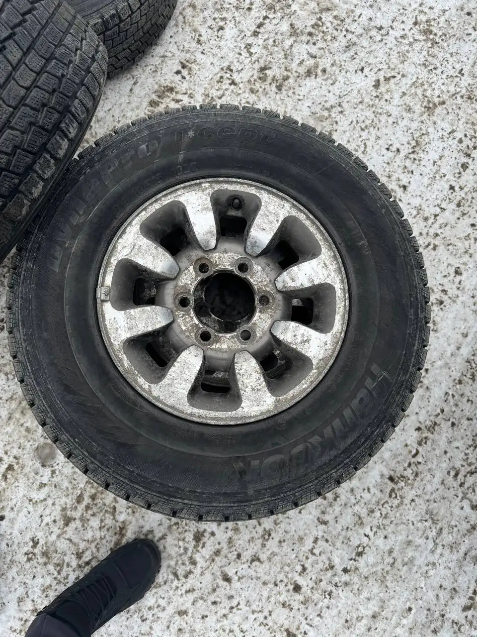 Продам комплект колёс на зимней резине для внедорожника - Колёса и диски (Запчасти) в Хабаровск