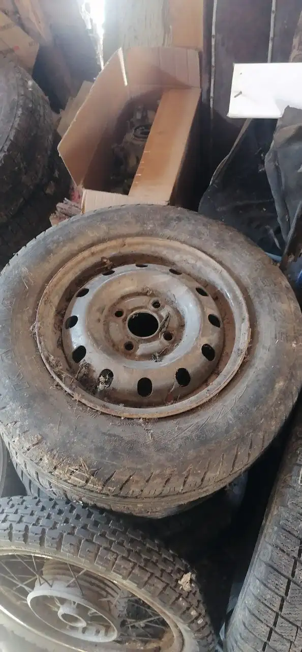 Продажа 4 колес с износом 5% - Шины и диски (Запчасти) в Хабаровск