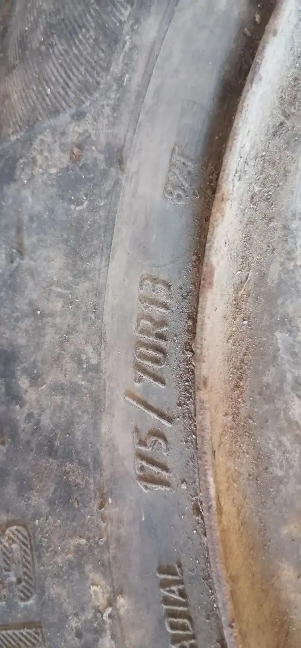 Продажа 4 колес с износом 5% - Шины и диски (Запчасти) в Хабаровск