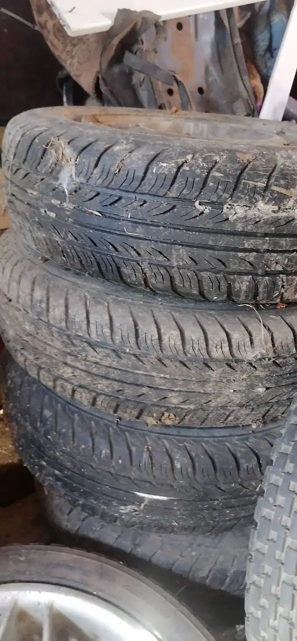 Продажа 4 колес с износом 5% - Шины и диски (Запчасти) в Хабаровск