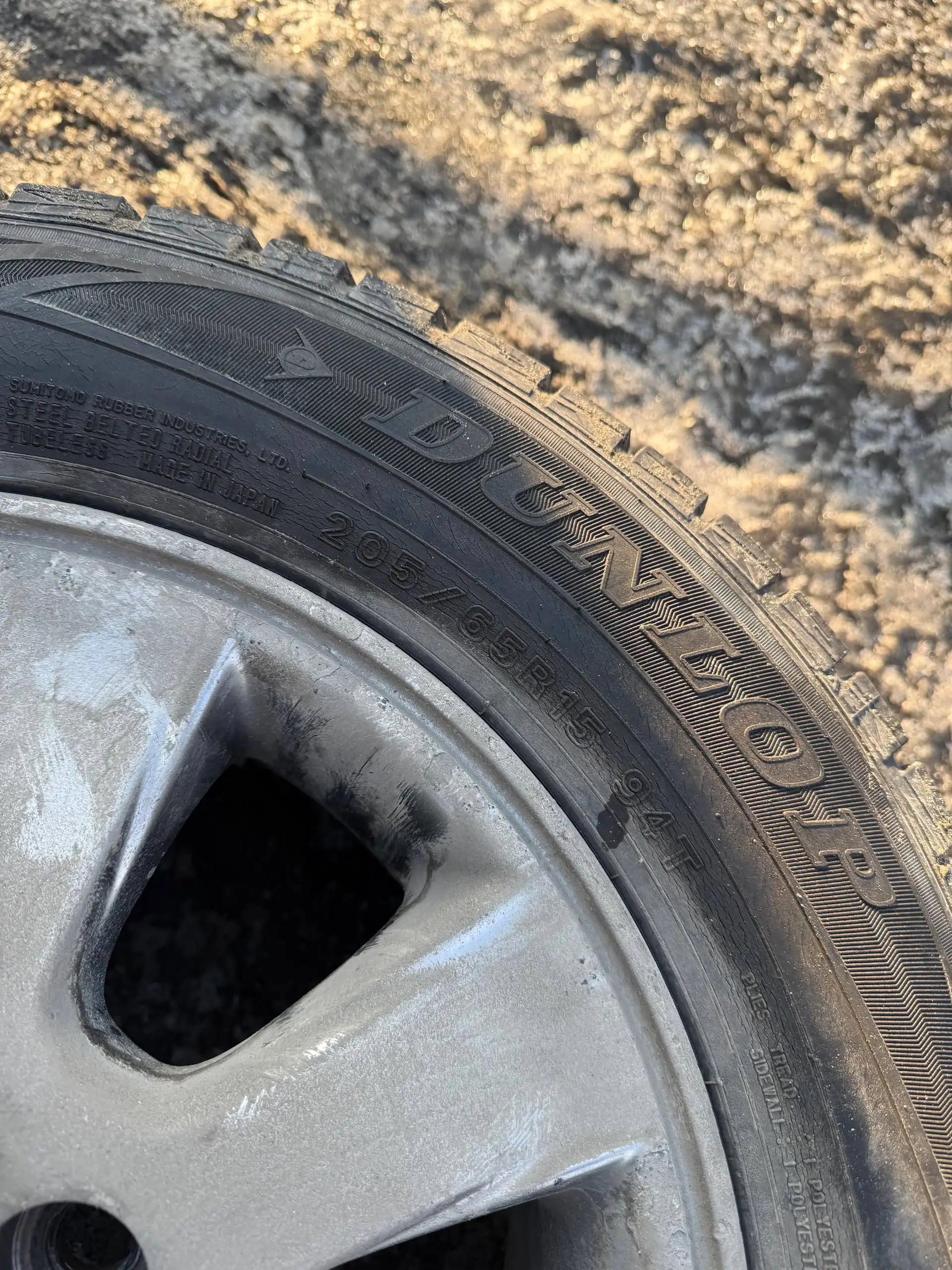 Продажа колес с зимней резиной Dunlop 205/65/R15 - Шины и диски (Запчасти) в Хабаровск
