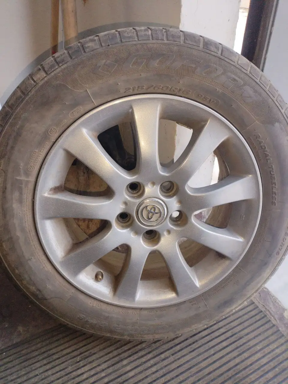 Продажа автомобиля с остатком летней резины 60-70% - Авторынок (Авто) в Хабаровск