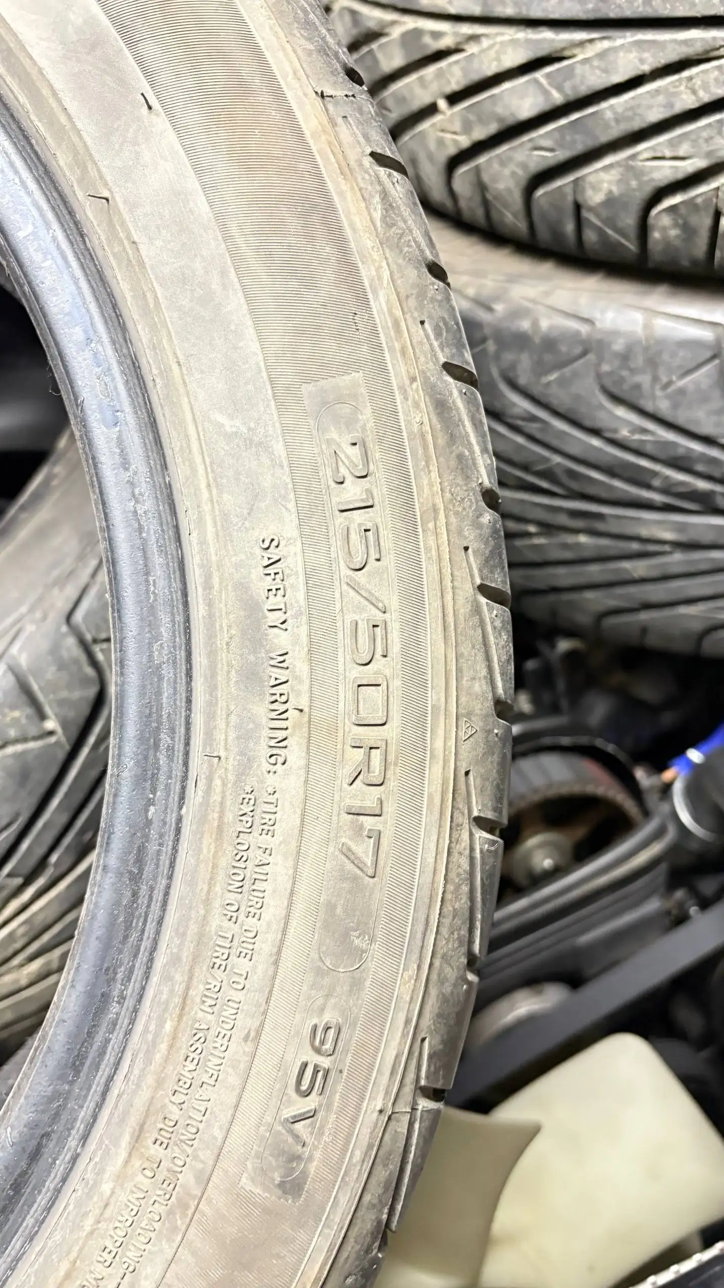 Шины 215/50/17 в отличном состоянии - Шины и диски (Авто) в Хабаровск