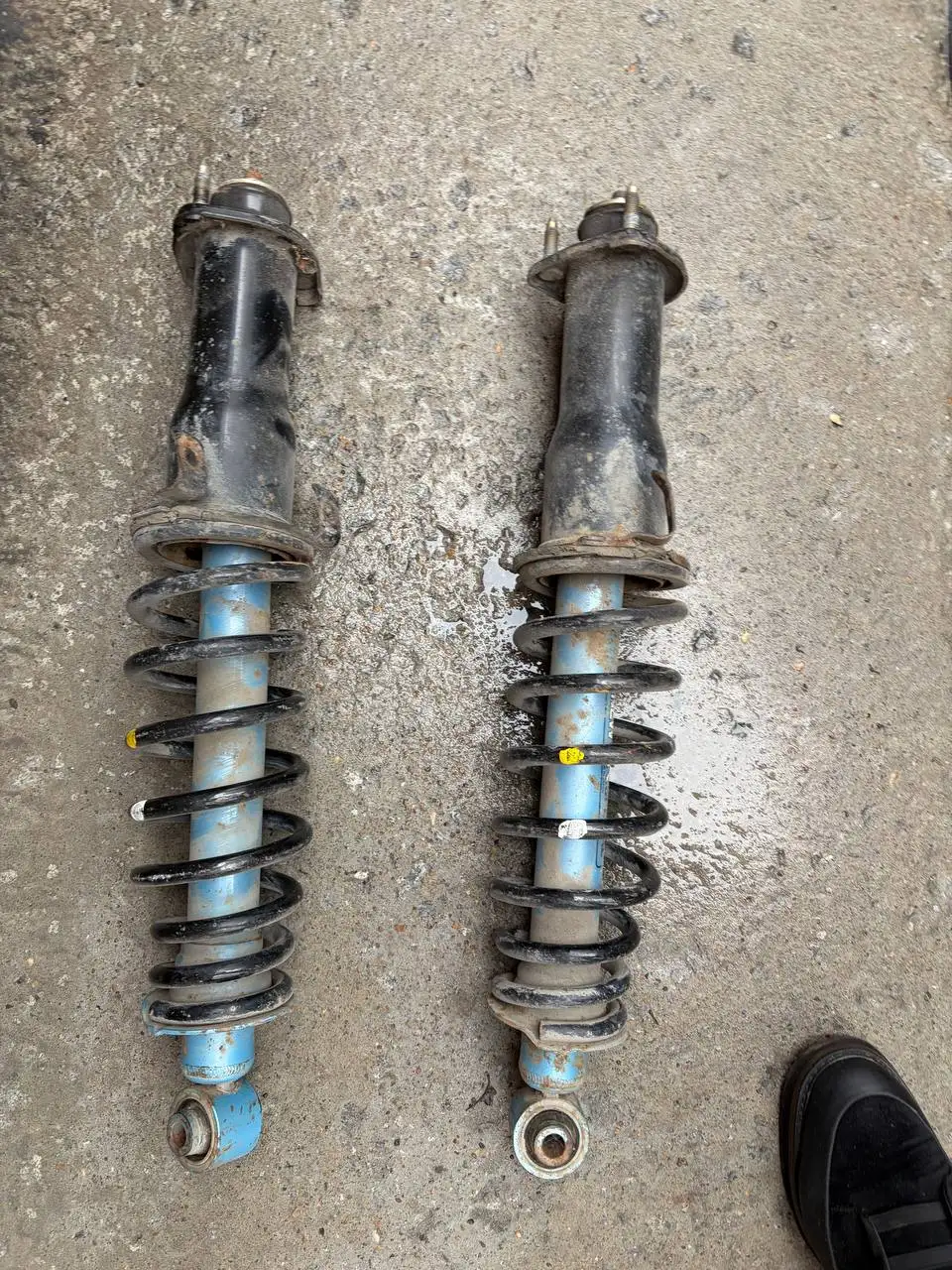 Стойки задние на Краун 171 и 5 банок Редбула - Автомобильные запчасти (Запчасти) в Хабаровск