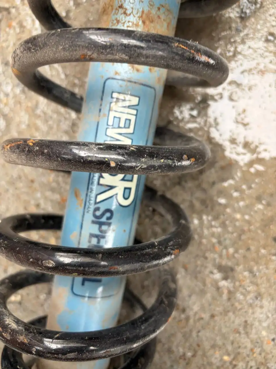 Стойки задние на Краун 171 и 5 банок Редбула - Автомобильные запчасти (Запчасти) в Хабаровск