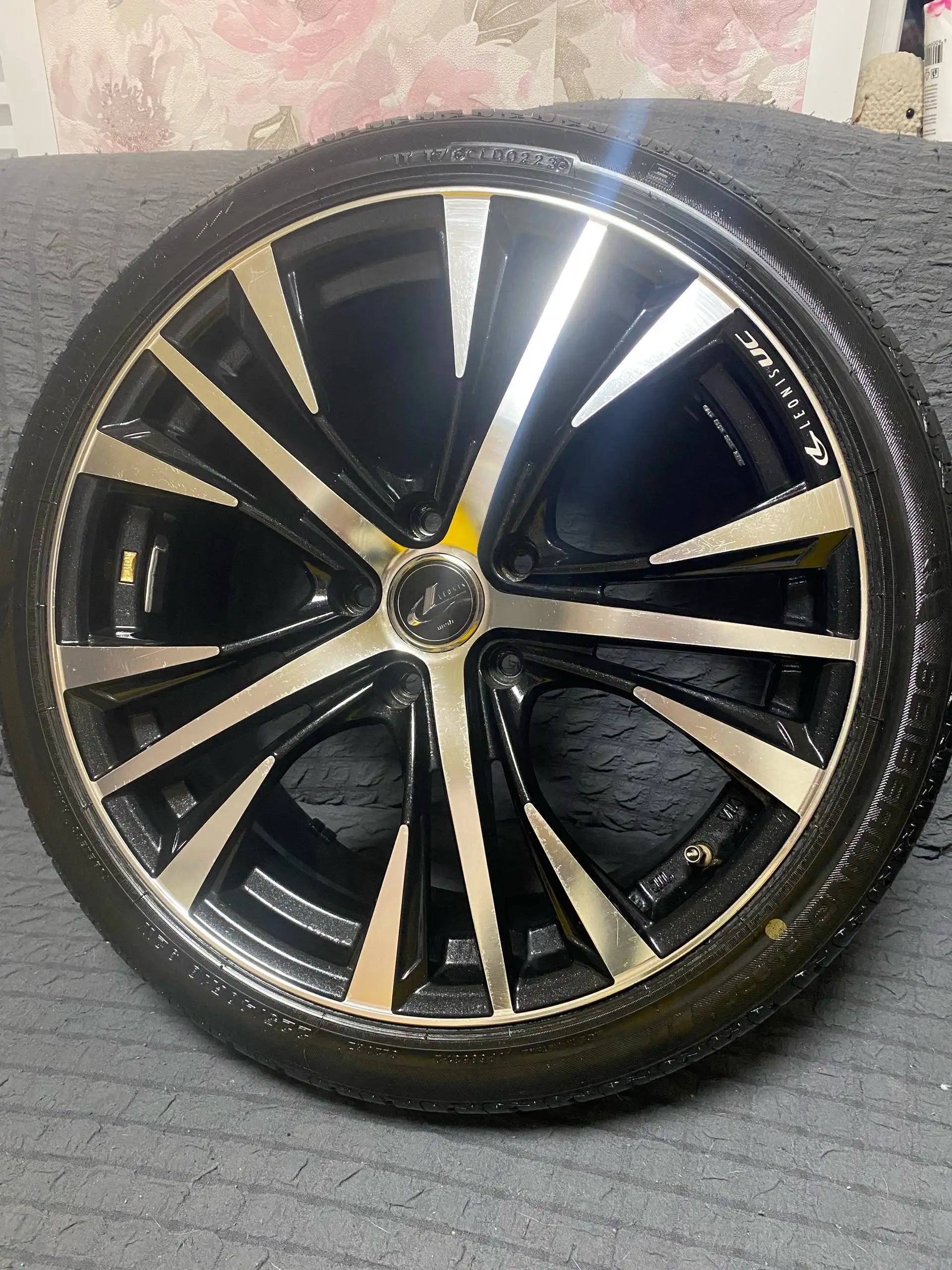 Продажа R18 королей тюнинга Leonis с резиной и дисками - Запчасти (Авто) в Хабаровск