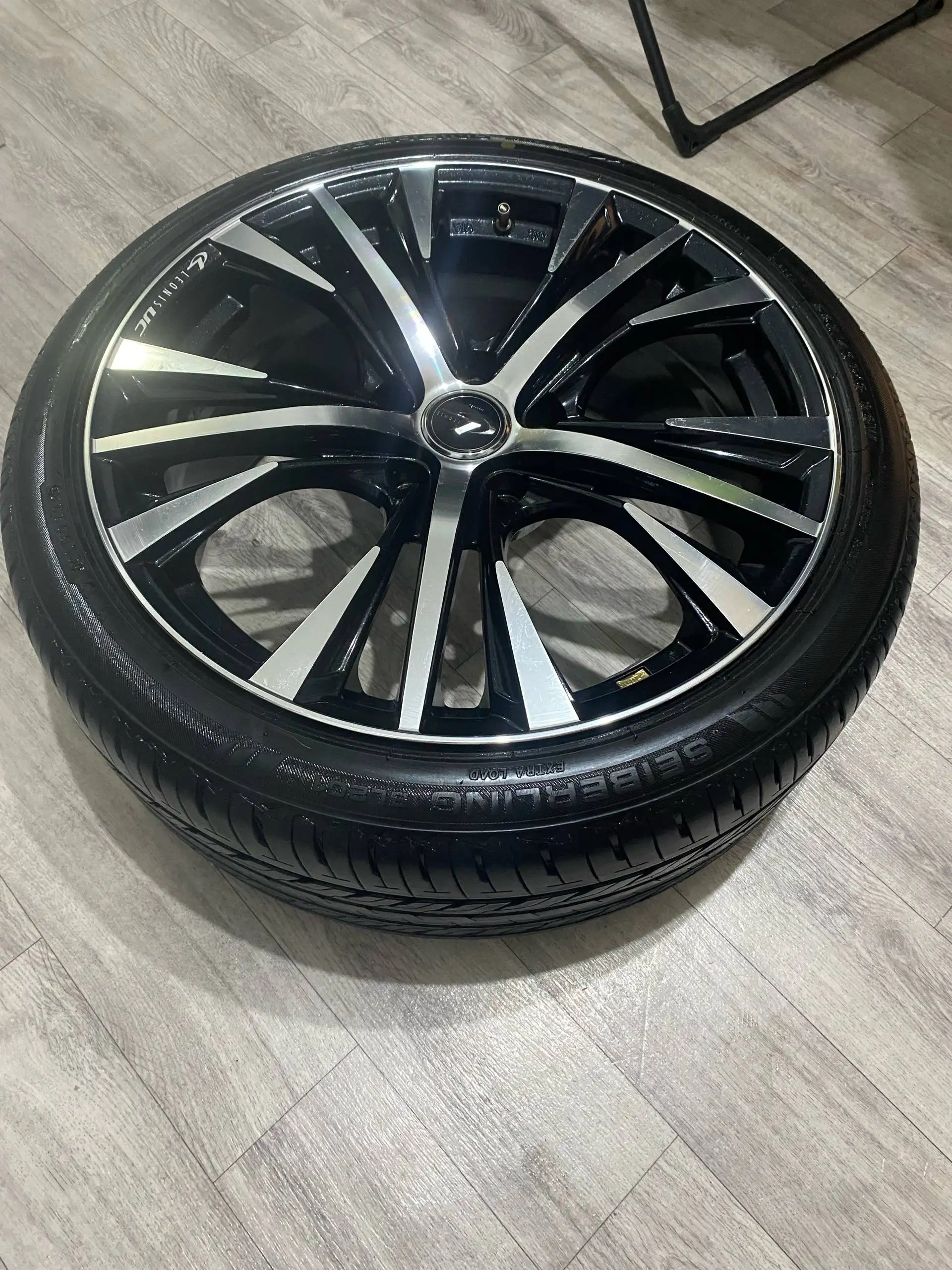 Продажа R18 королей тюнинга Leonis с резиной и дисками - Запчасти (Авто) в Хабаровск