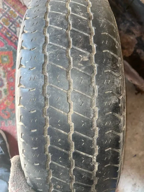 Продам оригинальный диск с резиной на Toyota Hiace 106 - Запчасти в Хабаровск