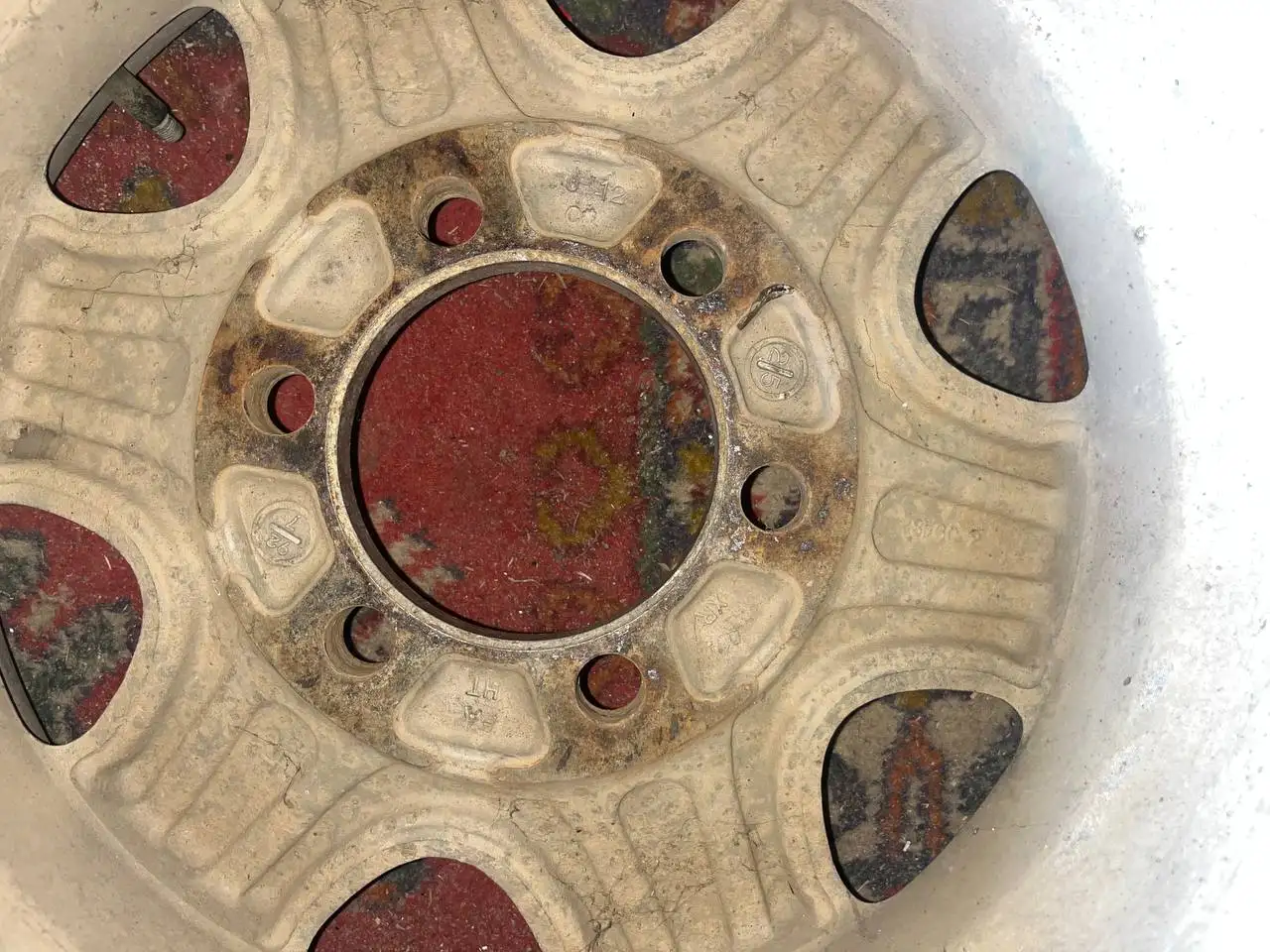 Продам оригинальный диск с резиной на Toyota Hiace 106 - Диски и шины (Запчасти) в Хабаровск