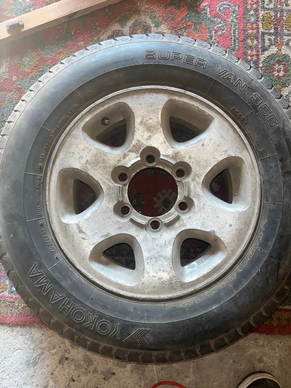 Продам оригинальный диск с резиной на Toyota Hiace 106 - Диски и шины (Запчасти) в Хабаровск