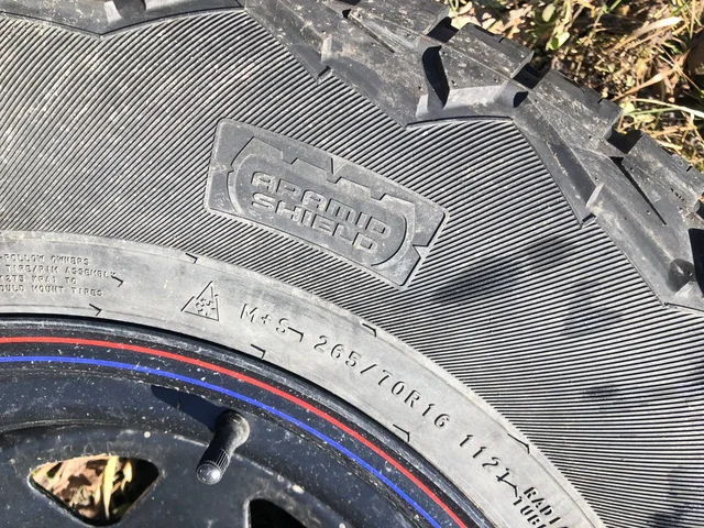 Продам комплект литых дисков EMR 16" и резины Nokian Outpost AT - Запчасти в Хабаровск