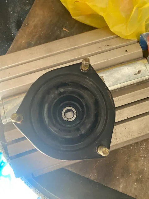 Опора передней правой стойки на Лаурель 35 - Осветительное оборудование в Хабаровск