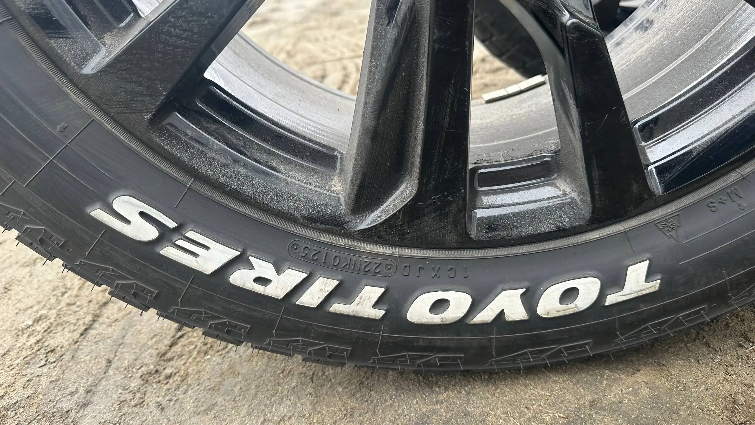 Продам комплектом шины+диски орига, Япония, состояние новых - Запчасти (Авто) в Хабаровск