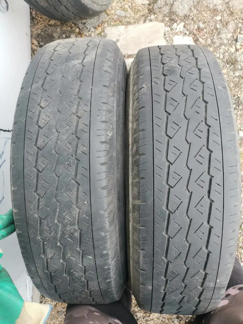 Продам 2 шины Bridgestone 195/80/R15 LT грузовая 2017 год - Шины и диски (Авто) в Хабаровск