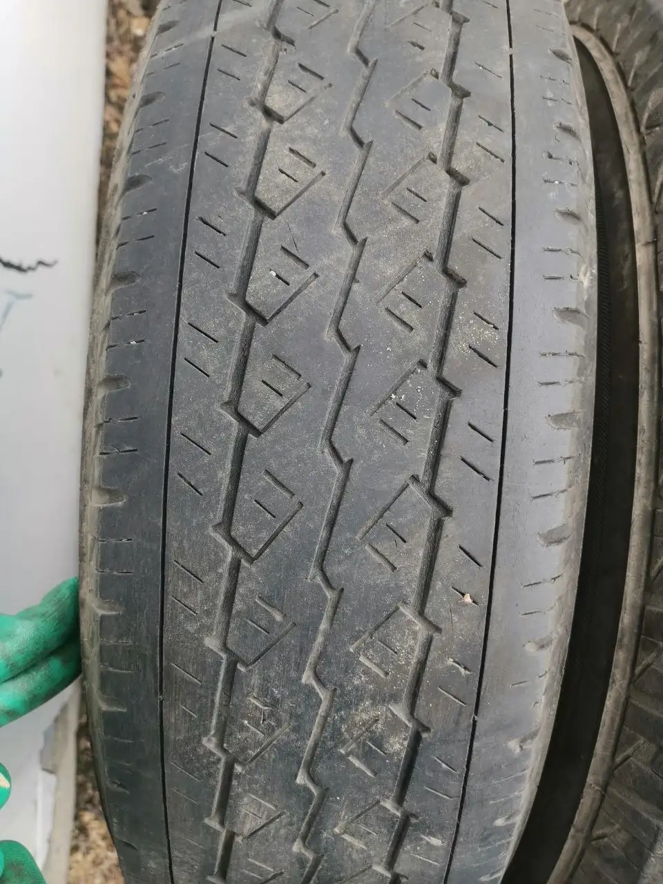 Продам 2 шины Bridgestone 195/80/R15 LT грузовая 2017 год - Шины и диски (Авто) в Хабаровск