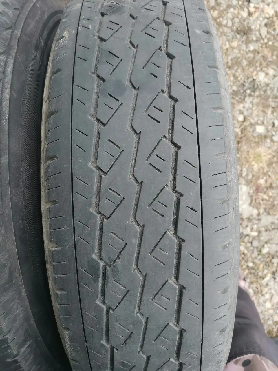 Продам 2 шины Bridgestone 195/80/R15 LT грузовая 2017 год - Шины и диски (Авто) в Хабаровск