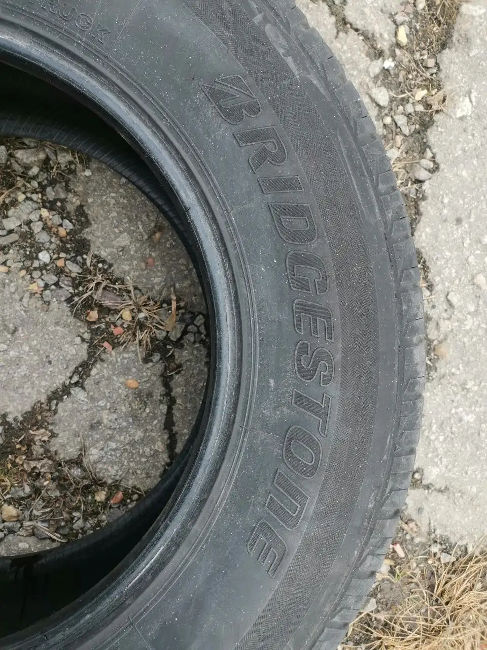 Продам 2 шины Bridgestone 195/80/R15 LT грузовая 2017 год - Шины и диски (Авто) в Хабаровск