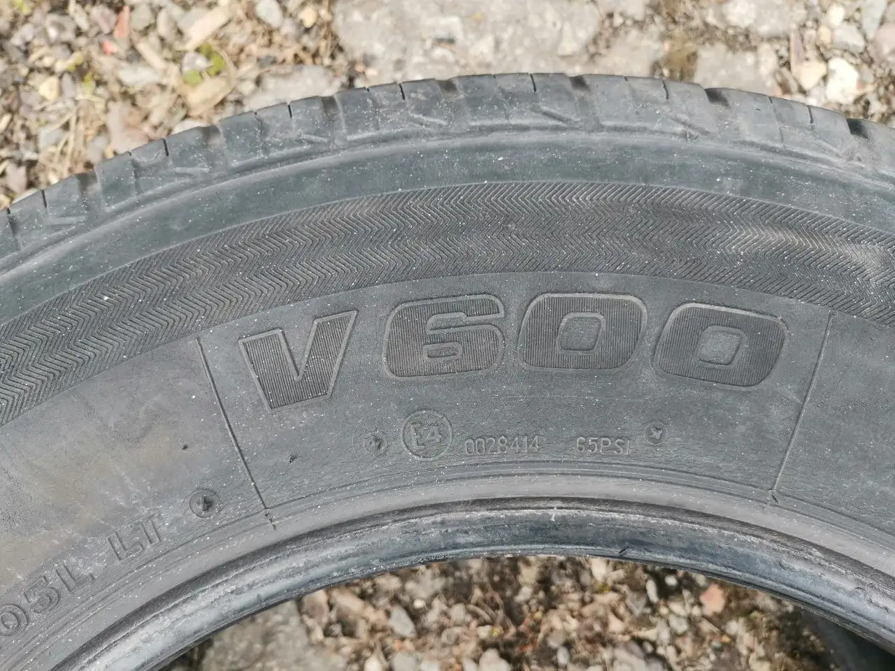 Продам 2 шины Bridgestone 195/80/R15 LT грузовая 2017 год - Шины и диски (Авто) в Хабаровск