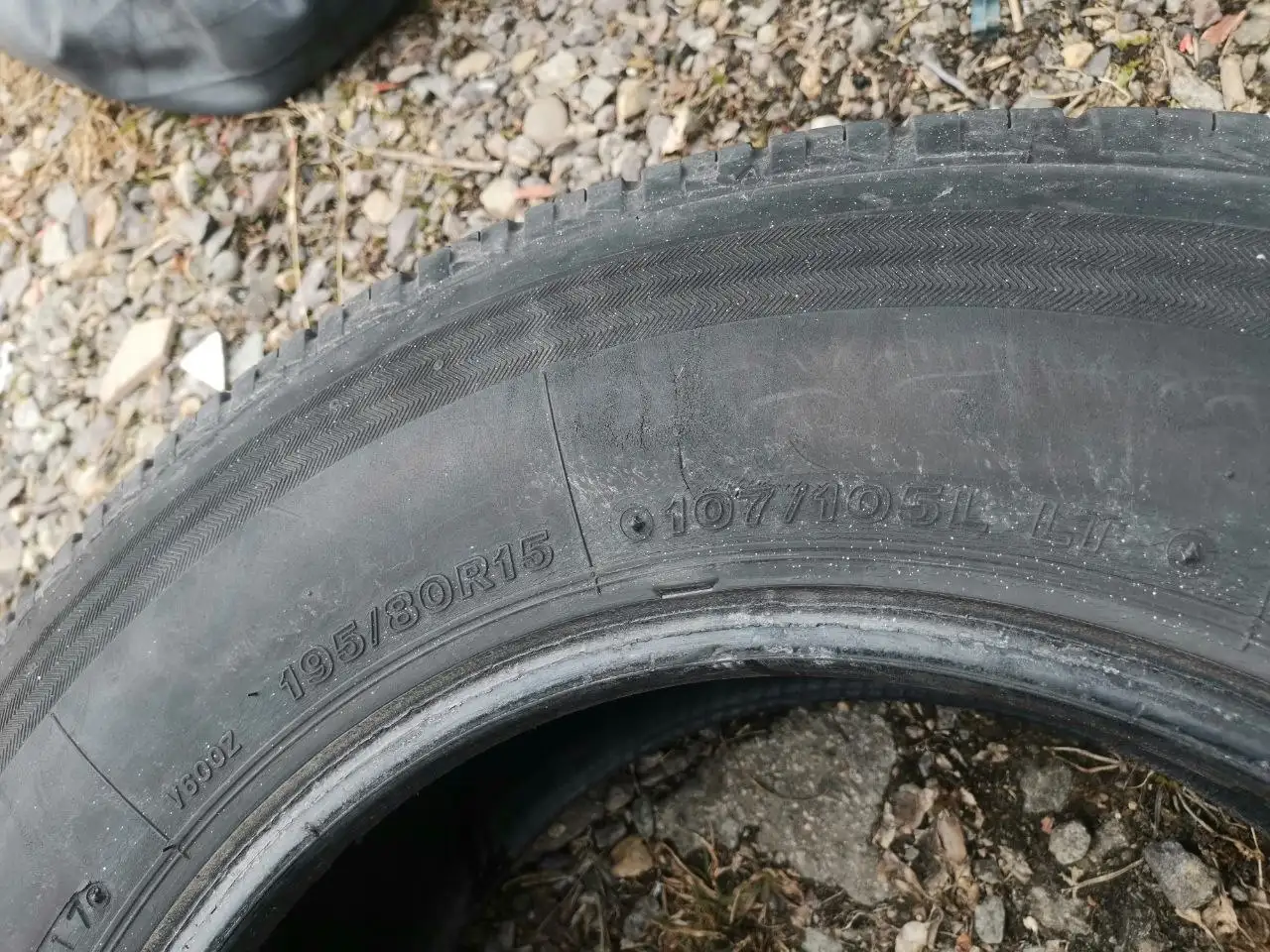 Продам 2 шины Bridgestone 195/80/R15 LT грузовая 2017 год - Шины и диски (Авто) в Хабаровск