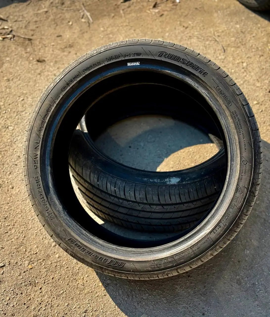 Продам комплект резины 225/40/18 - Шины и диски (Авто) в Хабаровск