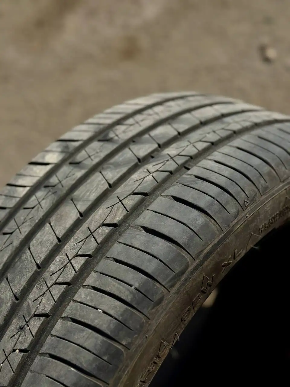 Продам комплект резины 225/40/18 - Шины и диски (Авто) в Хабаровск