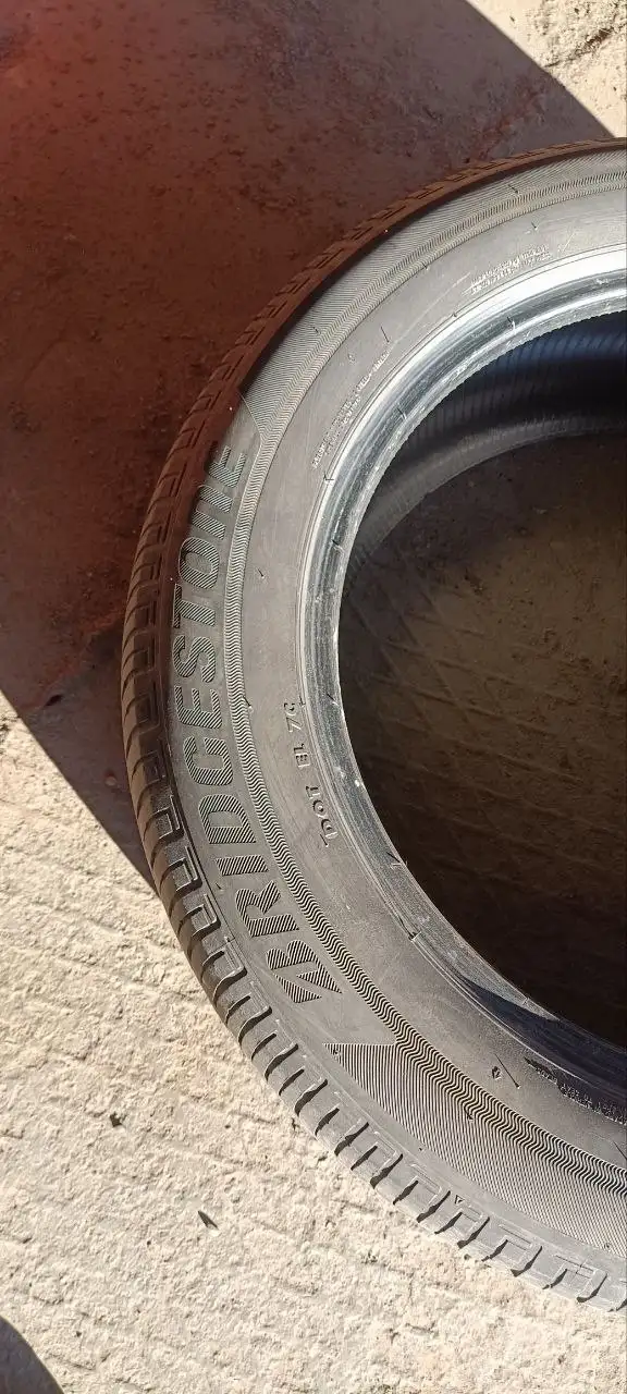 Продам зимнюю резину Bridgestone 235/55R18 - Шины и диски (Авто) в Хабаровск