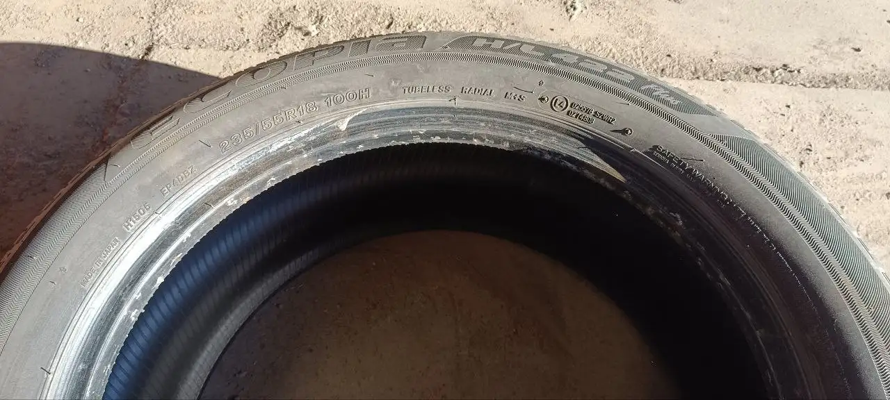 Продам зимнюю резину Bridgestone 235/55R18 - Шины и диски (Авто) в Хабаровск