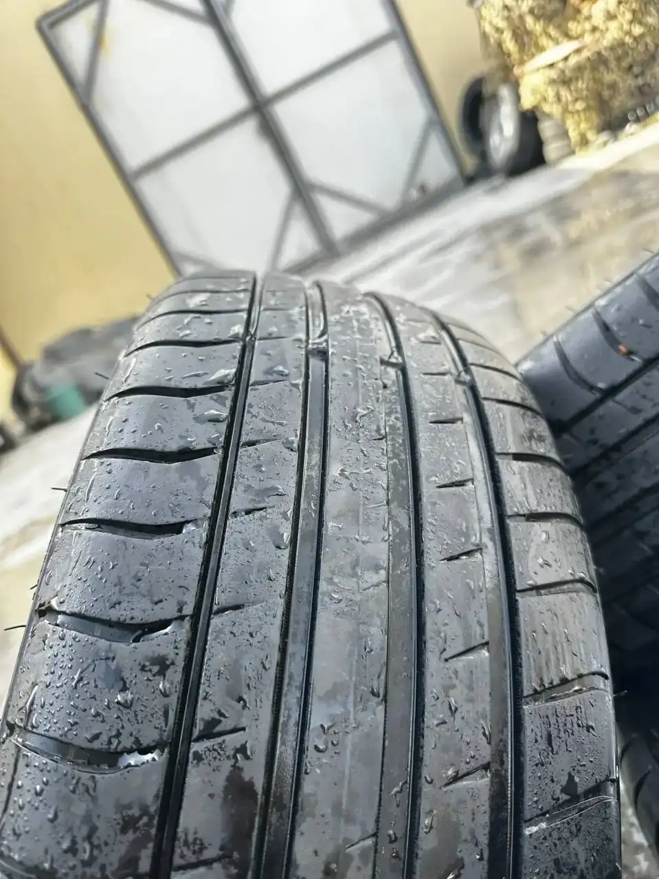 Продам резину 215/45/17 2023 года - Шины и диски (Авто) в Хабаровск