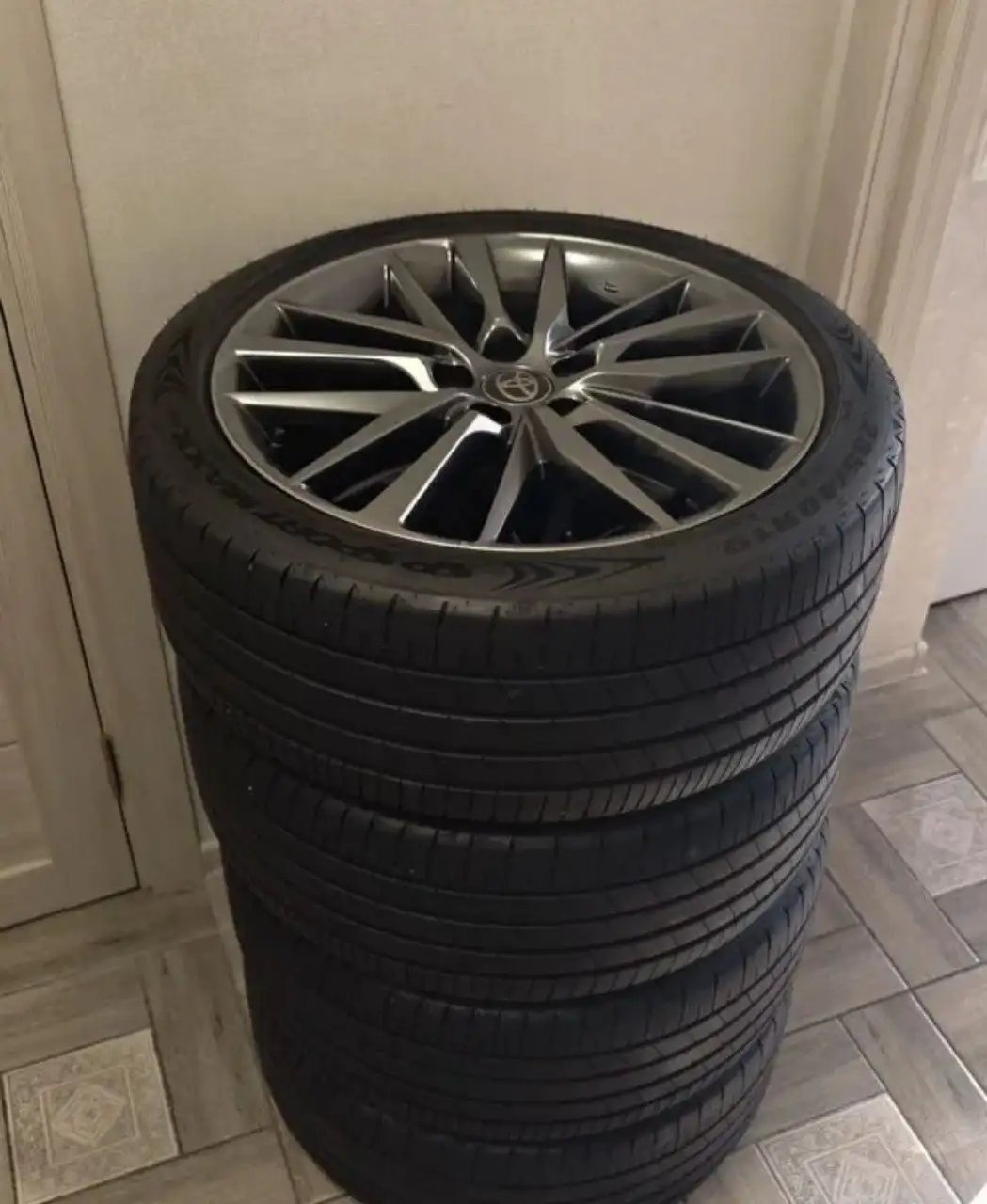 Продам колеса Toyota Camry R19 - Колеса и шины (Авто) в Хабаровск