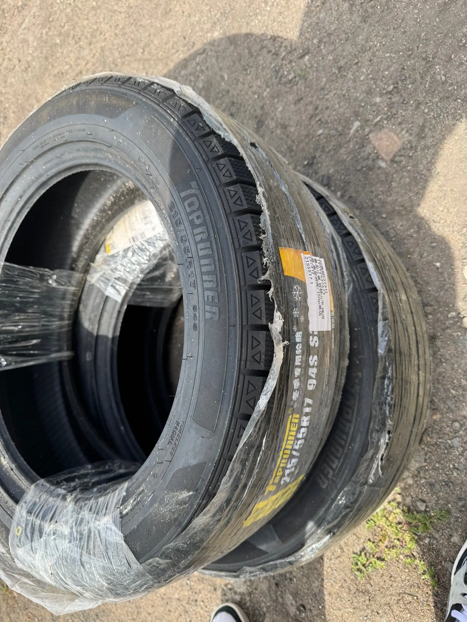 Продам зимнюю резину Toprunner 215/55/17 - Шины и диски (Авто) в Хабаровск